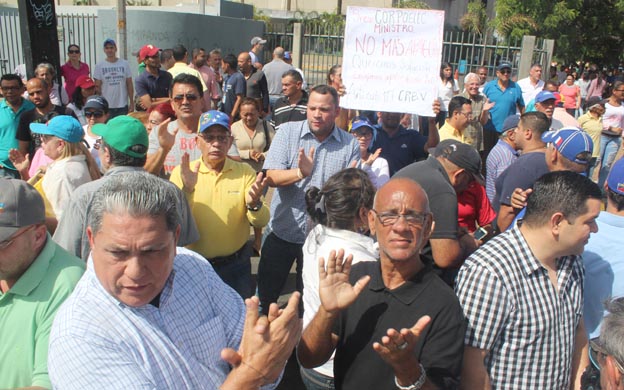 Los manifestantes reclamaron por los cortes de luz que los dejan sin servicio hasta por 12 horas. (foto: Carlos Sosa) 