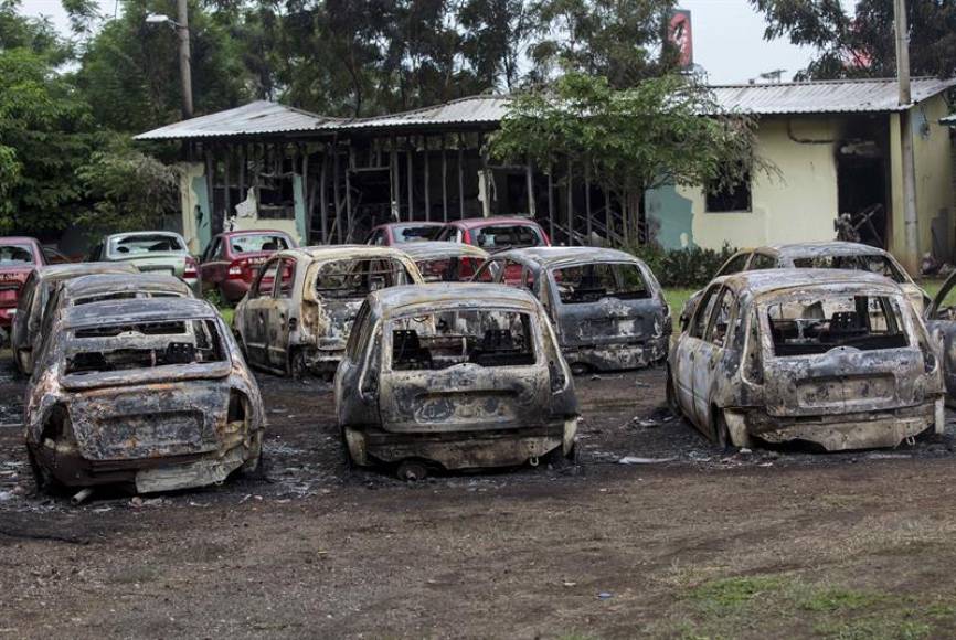 Hallan a un estadounidense muerto en Managua junto a dos vehículos quemados