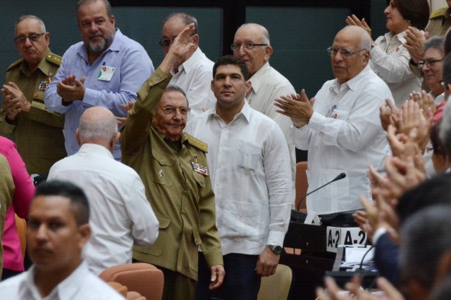 El ex presidente cubano Raúl Castro (CL) saluda mientras llega a la sesión extraordinaria de la Asamblea Nacional de Cuba en La Habana, Cuba, el 2 de junio de 2018. Marcelino Vázquez Hernández / ACN / Folleto a través de EDITORES DE ATENCIÓN DE REUTERS - ESTA IMAGEN HA SIDO SUMINISTRADA POR UN TERCERO