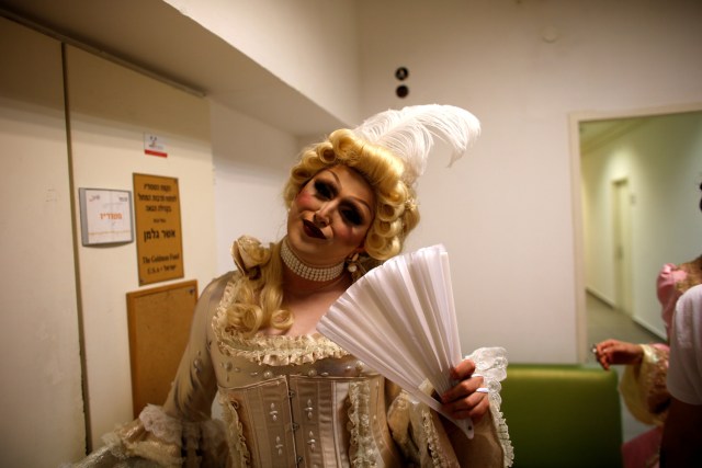 Una drag queen se prepara para un espectáculo durante el evento Wigtsock 2018, parte de la Semana del Orgullo Gay de Tel Aviv, Tel Aviv, Israel, el 6 de junio de 2018. REUTERS / Ronen Zvulun