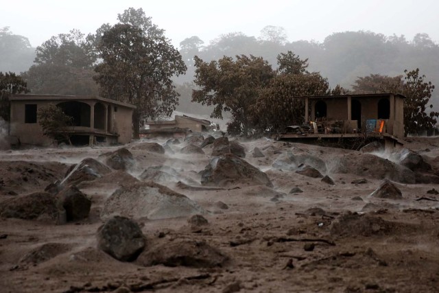 Las rocas volcánicas se ven alrededor de las casas después de la erupción del volcán Fuego en El Rodeo en Escuintla, Guatemala el 6 de junio de 2018. REUTERS / Carlos Jasso