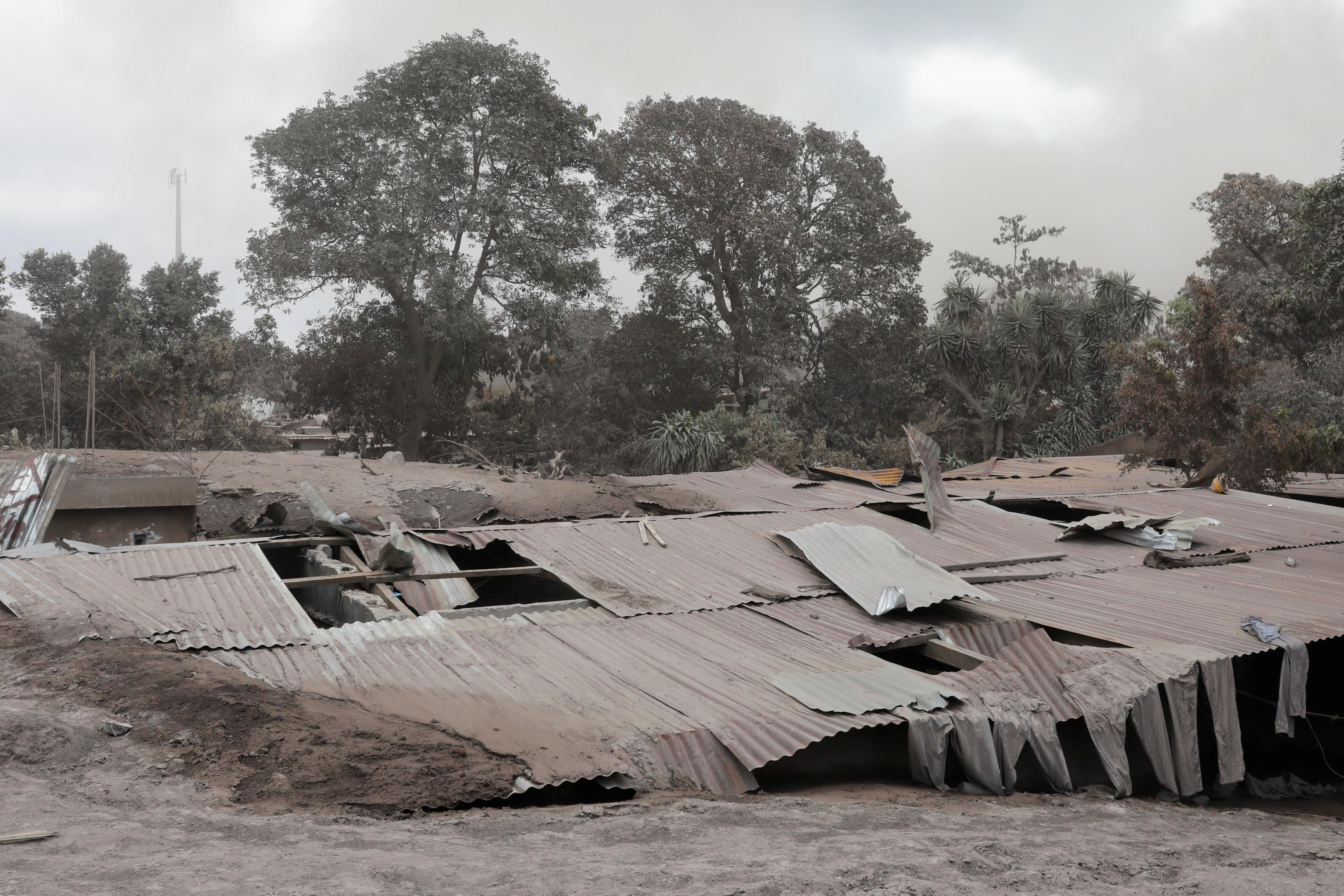 Continúa la búsqueda de desaparecidos en Guatemala tras erupción volcánica