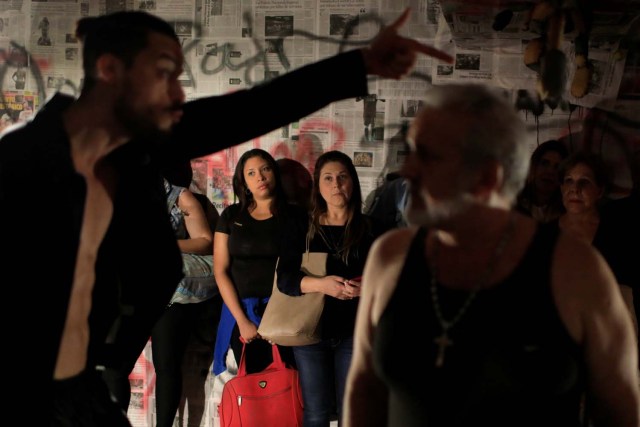 La gente asiste a la obra "Pran-Pran-Pran" en un teatro improvisado en una antigua sala de bingo en Caracas, Venezuela, el 2 de junio de 2018. Foto tomada el 2 de junio de 2018. REUTERS / Marco Bello