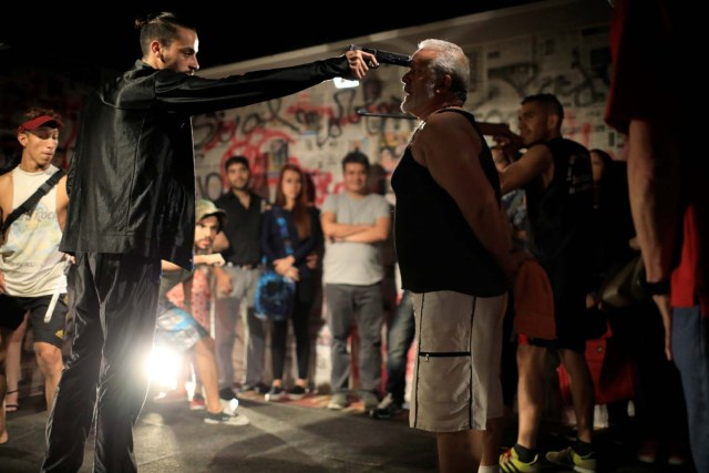 Actores actúan durante la obra "Pran - Pran - Pran" en un teatro improvisado en una antigua sala de bingo en Caracas, Venezuela, el 2 de junio de 2018. Foto tomada el 2 de junio de 2018. REUTERS / Marco Bello