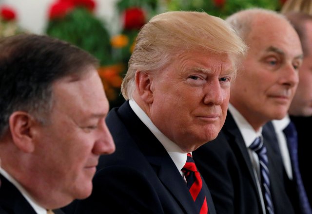 El presidente estadounidense Donald Trump, flanqueado por el secretario de Estado Mike Pompeo y el jefe de gabinete de la Casa Blanca, John Kelly, asisten a un almuerzo con el primer ministro de Singapur Lee Hsien Loong y funcionarios en Istana en Singapur el 11 de junio de 2018. REUTERS / Jonathan Ernst TPX IMÁGENES DEL DÍA