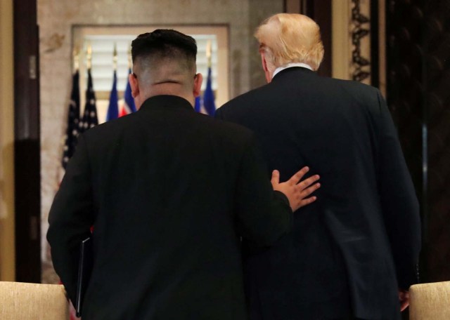 El presidente estadounidense Donald Trump y el líder norcoreano Kim Jong Un se retiran luego de firmar documentos que reconocen el progreso de las conversaciones y se comprometen a mantener el impulso después de su cumbre en el Hotel Capella en la isla Sentosa en Singapur el 12 de junio de 2018. REUTERS / Jonathan Ernst