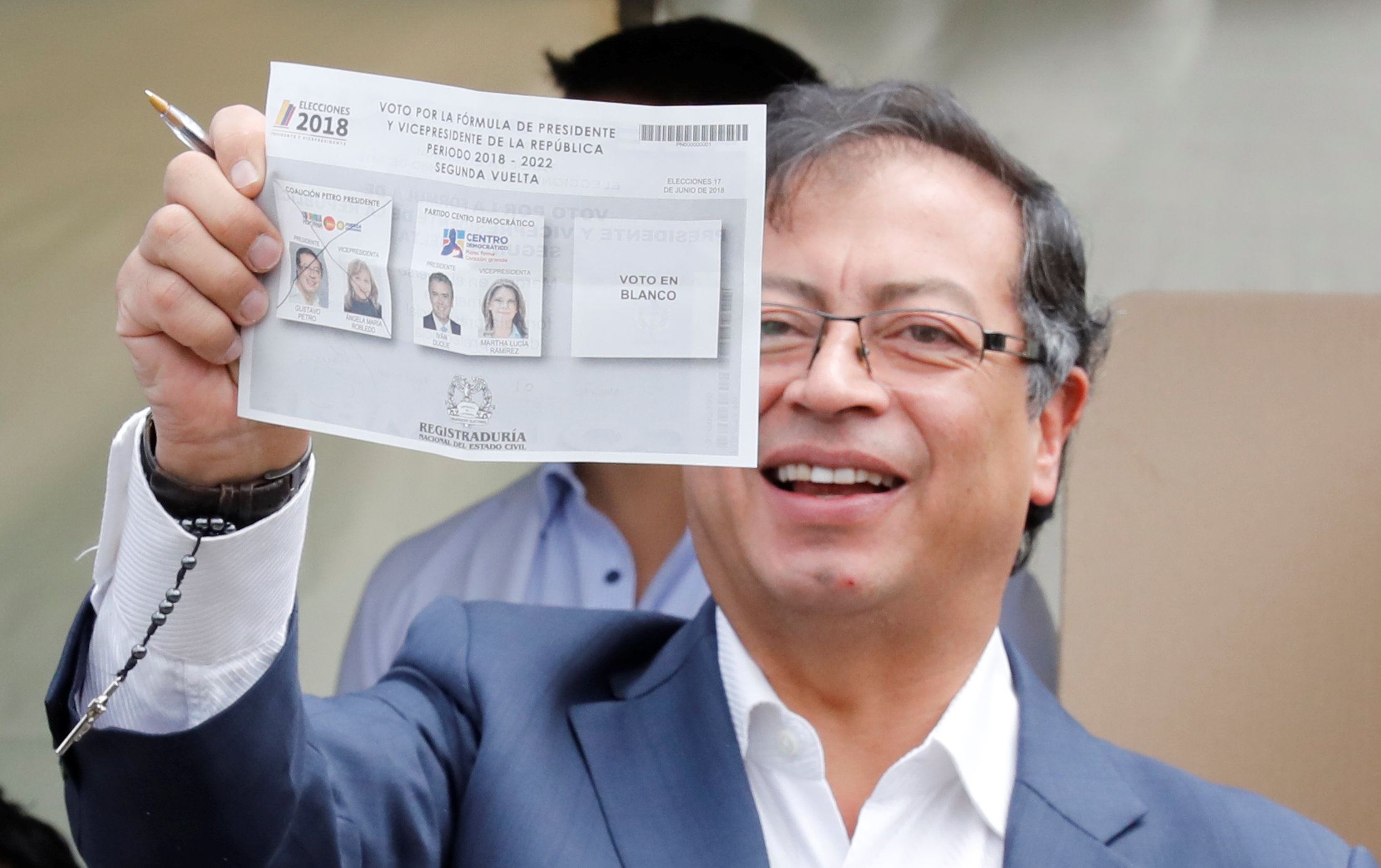 Gustavo Petro vota con esperanza de que Colombia se reconcilie consigo misma