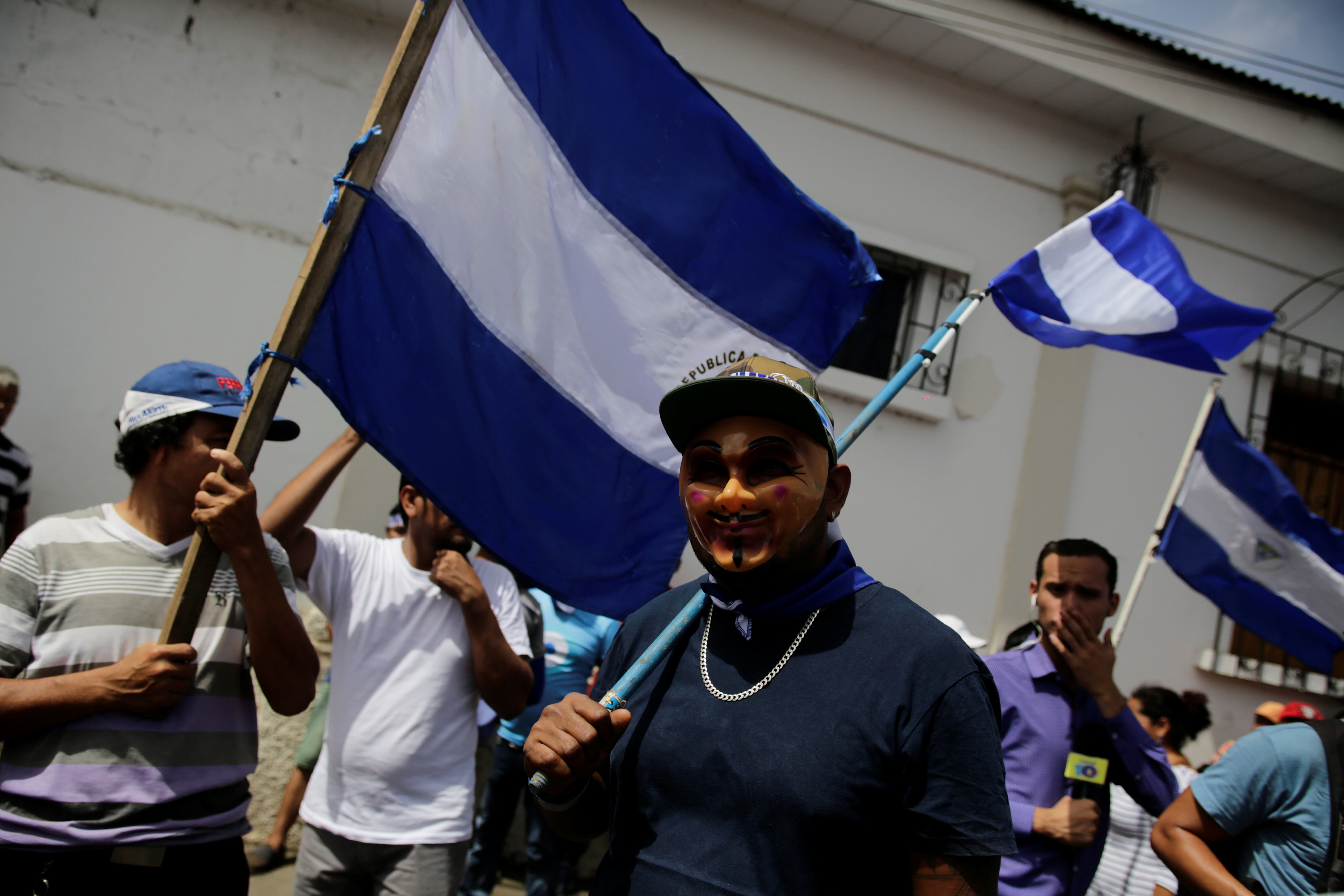 Hombre que vendía banderas a opositores en Nicaragua es condenado a cinco años