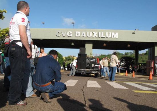 Mientras la industria sigue parada, en Venalum importan alúmina para cubrir requerimientos (Foto: William Urdaneta)