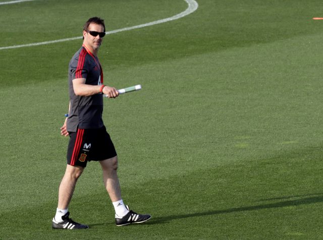 El seleccionador español Julen Lopetegui durante el entrenamiento que han llevado a cabo hoy en la Ciudad Deportiva de Las Rozas para preparar el partido frente a Suiza que disputarán el próximo domingo. EFE/ZIPI