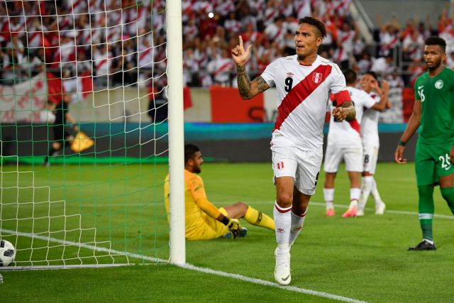 Paolo Guerrero celebró uno de sus goles en el amistoso de este domingo EFE/EPA/GIAN EHRENZELLER