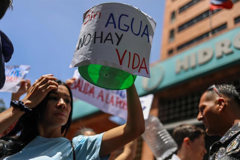 Opositores inician protestas semanales por crisis en el país