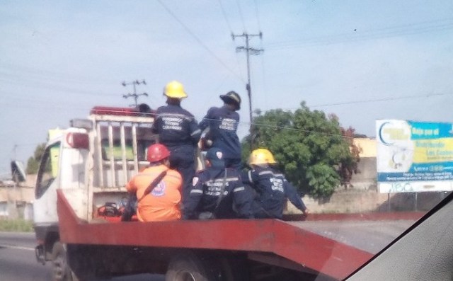 Foto: En grúas se trasladan los Bomberos y PC de Carabobo / Cortesía.