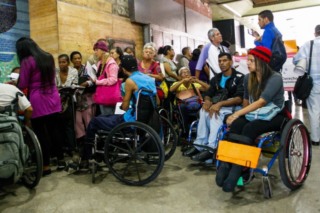 Pacientes con enfermedades crónicas protestan hoy, martes 5 de junio de 2018, en la sede del Ministerio de Salud, en Caracas (Venezuela). Decenas de pacientes con enfermedades crónicas protagonizaron hoy una nueva protesta ante el Ministerio de Salud de Venezuela para exigir los medicamentos, tratamientos y materiales médicos que escasean en el país suramericano, al tiempo que alertaron sobre las miles de personas que están en riesgo. EFE/Edwinge Montilva