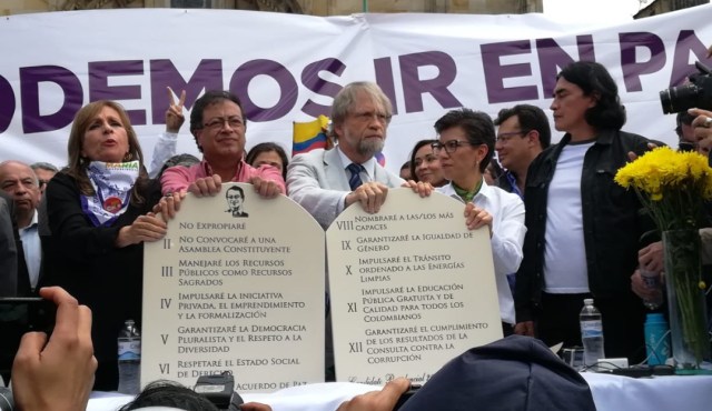 Petro y Mockus con una falsificación de las tables de Moises, en un acto en Bogotá / foto cortesía