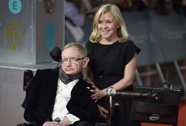 El científico británico Stephen Hawking (L) y su hija Lucy Hawking (R) llegan a la ceremonia de los Premios de la Academia Británica de Cine 2015 en The Royal Opera House en Londres, Gran Bretaña , 08 de febrero de 2015. La ceremonia es organizada por la Academia Británica de Artes Cinematográficas y de Televisión (BAFTA). (Londres) EFE / EPA / FACUNDO ARRIZABALAGA