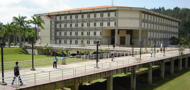 Biblioteca de la Universidad Simón Bolívar en el campus Sartenejas, Caracas / foto cortesía