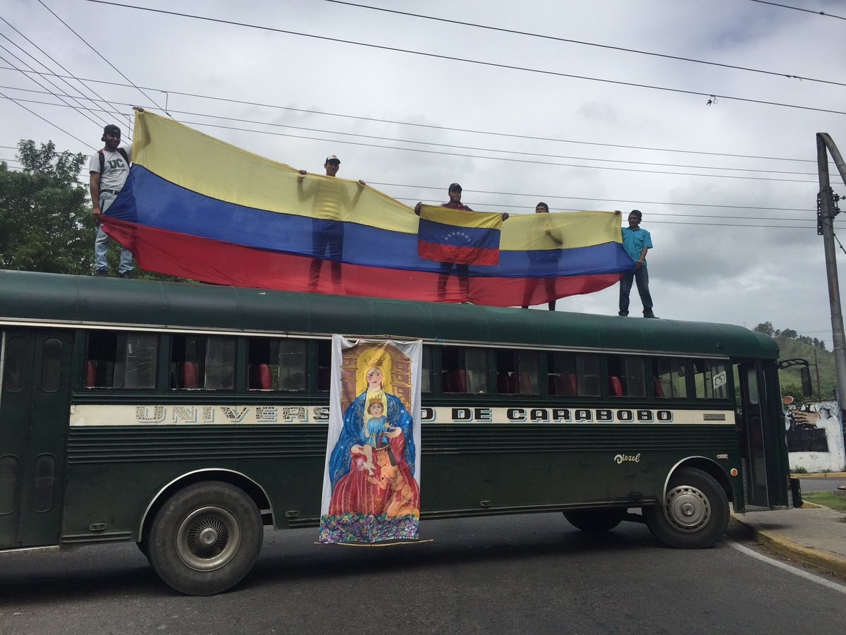 Profesores, estudiantes y empleados de la Universidad de Carabobo protestan en el Arco de Bárbula #13Jun (fotos)