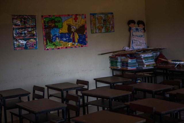 Fotografía fechada el 10 de mayo de 2018 que muestra un salón de la escuela Morichal Largo, donde estudian niños de la etnia Warao, en Maturín (Venezuela). Unos 120 indígenas distribuidos en cerca de 30 palafitos de precaria elaboración conforman la comunidad de Morichal Largo, un asentamiento de la etnia Warao ubicado en el sur de Venezuela, que resiste debajo de un puente la miseria e insalubridad propia de la crisis nacional. EFE/Cristian Hernández