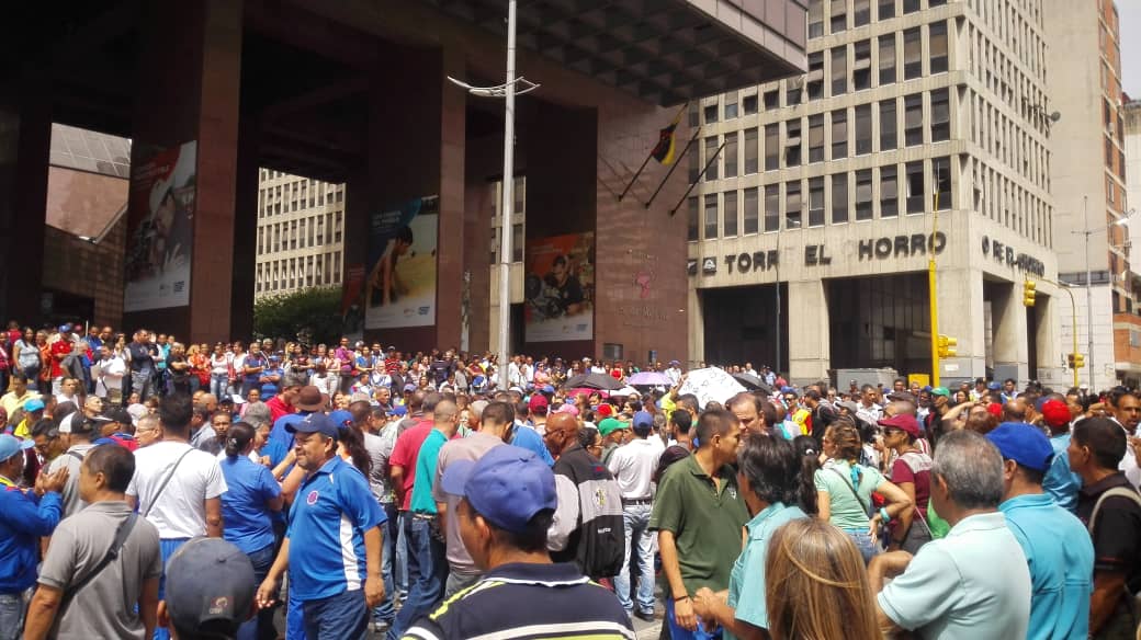 Trabajadores universitarios “rojos rojitos” amenazan con paro indefinido