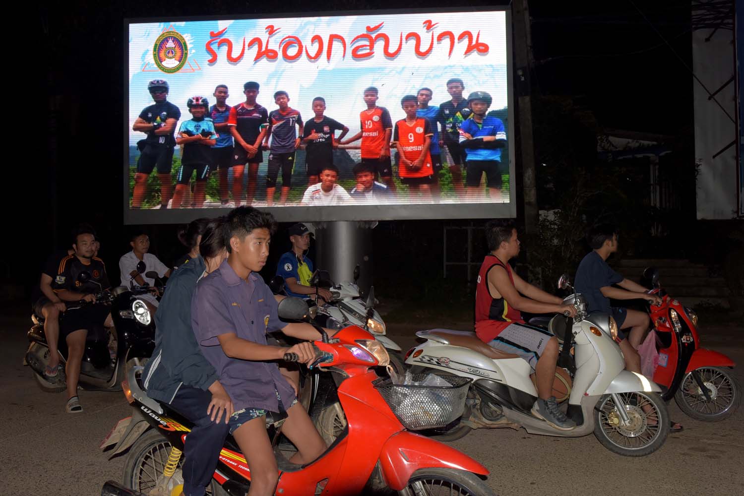 Los 17 días que pasaron bajo tierra los supervivientes de la cueva en Tailandia (cronología)