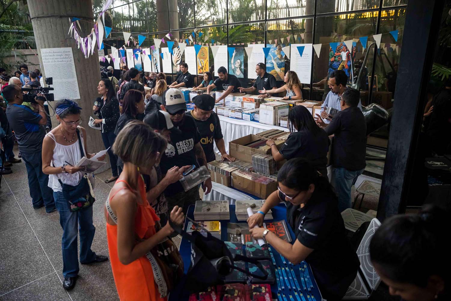 Música por medicinas, el trueque que busca aliviar la escasez de medicamentos (Video y Fotos)