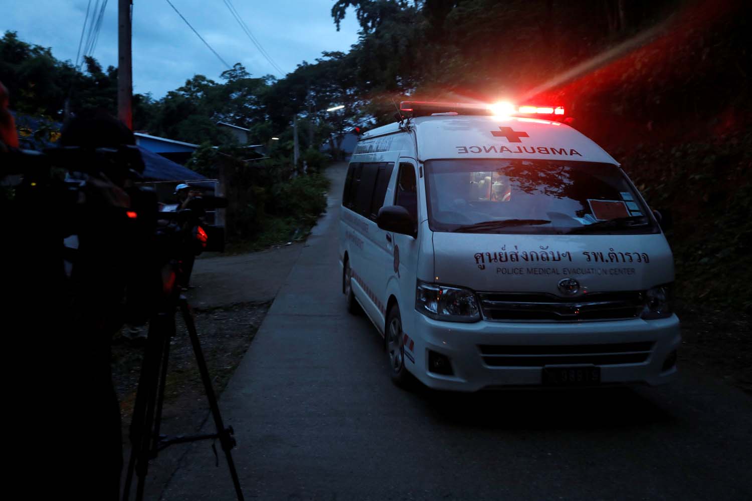 Dos niños salen de la cueva de Tailandia