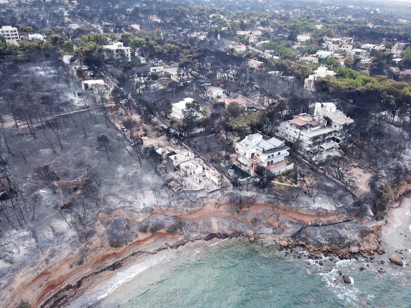 Mati, el paraíso calcinado donde abuelos y nietos disfrutaban del verano (Fotos)