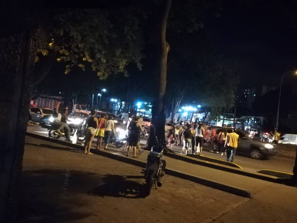 Protestan en la Plaza Madariaga de El Paraíso por falta de agua #17Jul (Videos y Fotos)