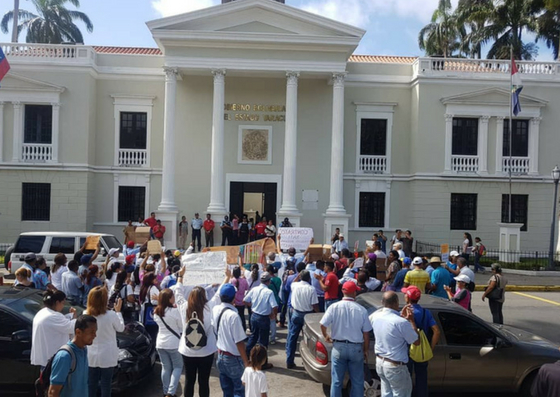 Gremios de la salud, educación y eléctrico protestan frente a la gobernación de Yaracuy #30Jul (fotos)