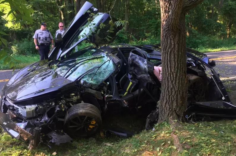 Tarado compra carro el viernes y lo estrella el sábado… era un McLaren de 300 mil dólares (FOTOS)