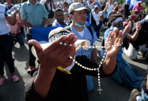 Miles de personas marchan en apoyo a obispos, llamados “golpistas” por Ortega