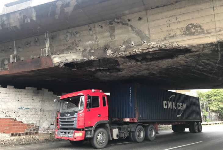 Gandola se atasca bajo puente del distribuidor Baralt hacia Caricuao #28Jul