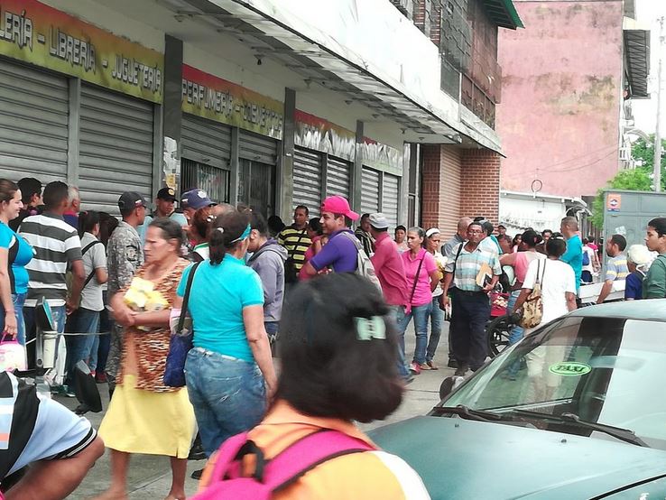 Hacen largas colas en Cojedes para comprar dos kilos de harina de maíz #26Jul (Fotos)