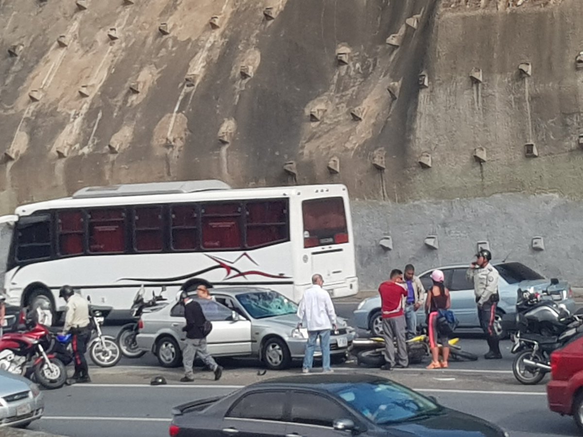 Cola en la Prados del Este por accidente con motorizado