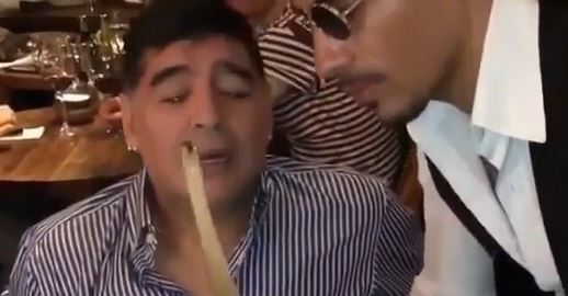 Maradona se fue del Mundial… pero sigue por ahí todo rascado y loco (VIDEO)