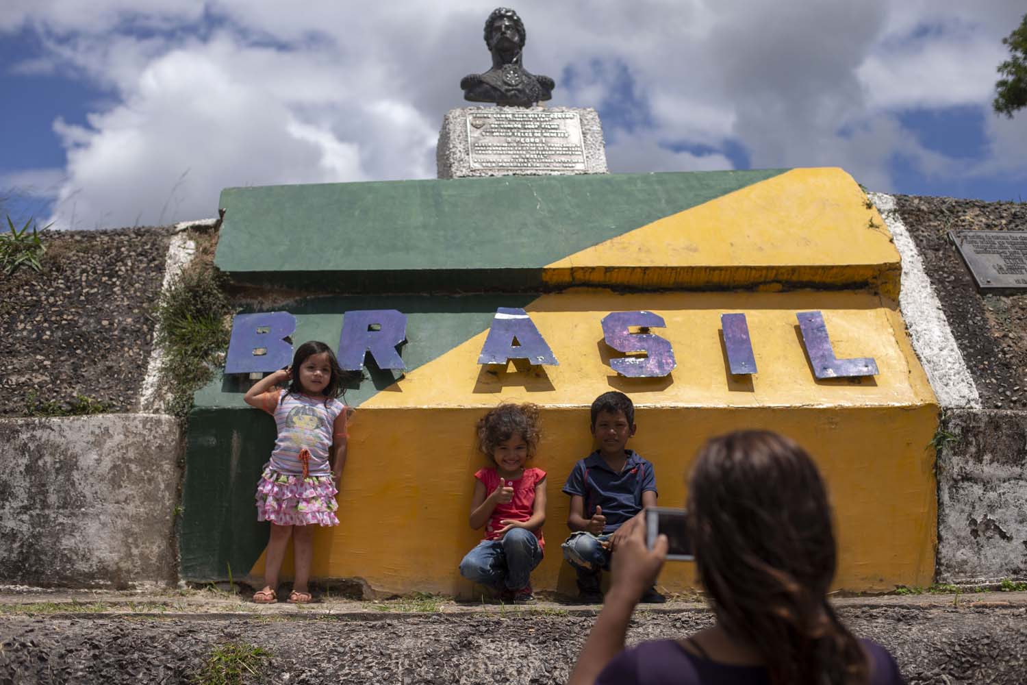 Mil migrantes venezolanos serán distribuidos por Brasil tras tensión en frontera