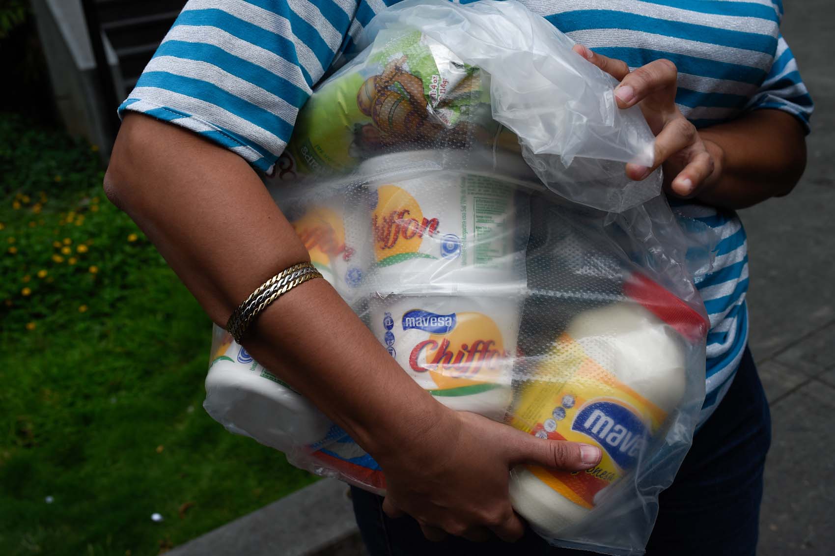 Miedo a la escasez alienta las compras nerviosas en una Venezuela en crisis