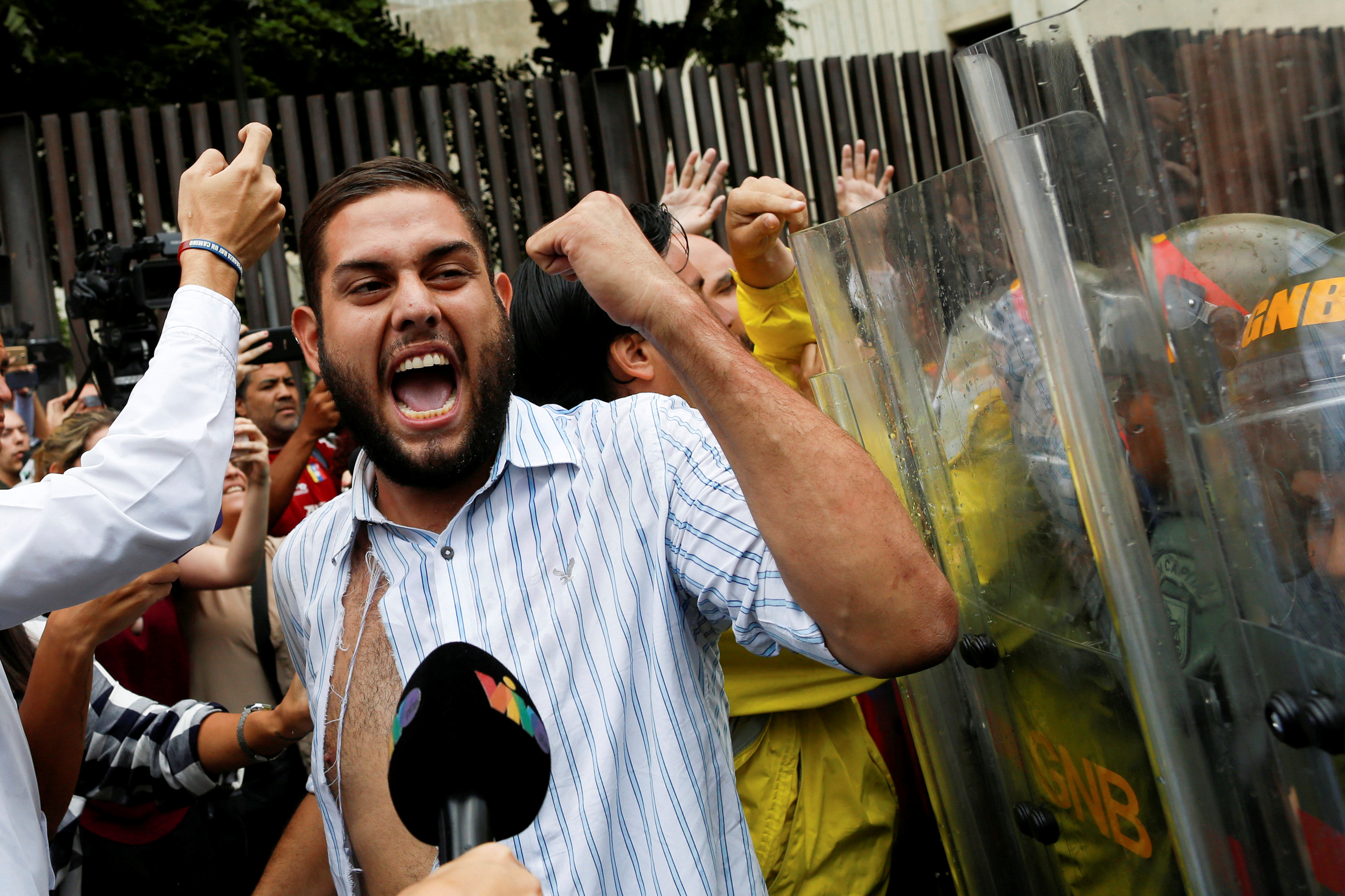 Ramón Flores rechaza la forma arbitraria, ilegal, cruel y violatoria con que fue tratado el diputado Requesens