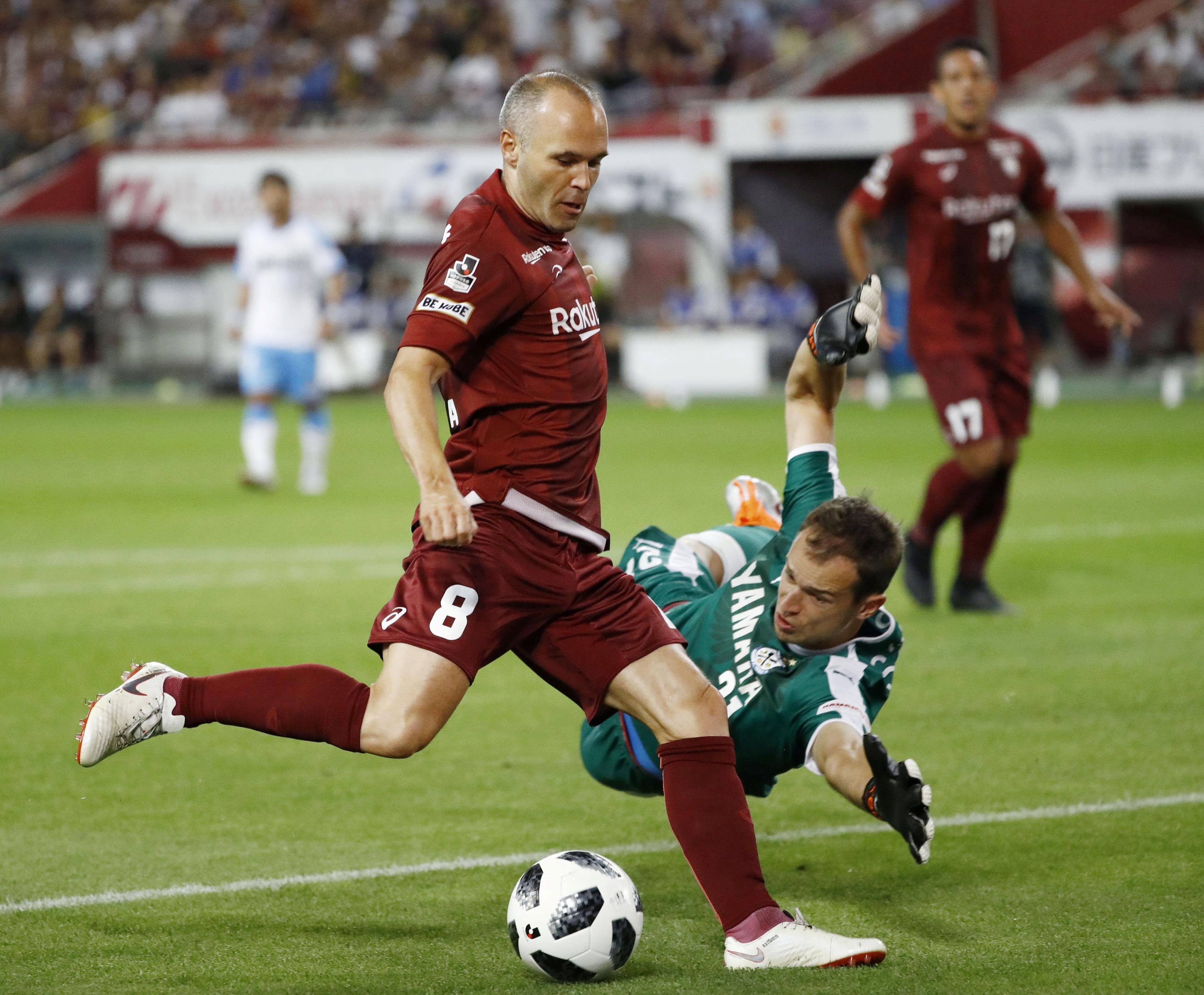 ¡QUÉ GOLAZO! Iniesta rompe las redes por primera vez en Japón (VIDEO)