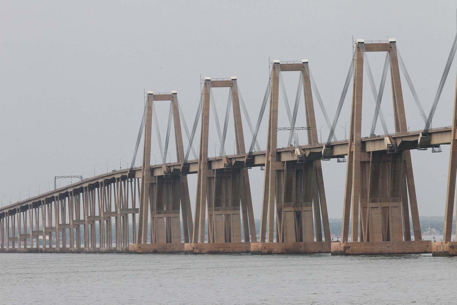 Rescataron a hombre que pretendía lanzarse del puente sobre el Lago de Maracaibo (Video)