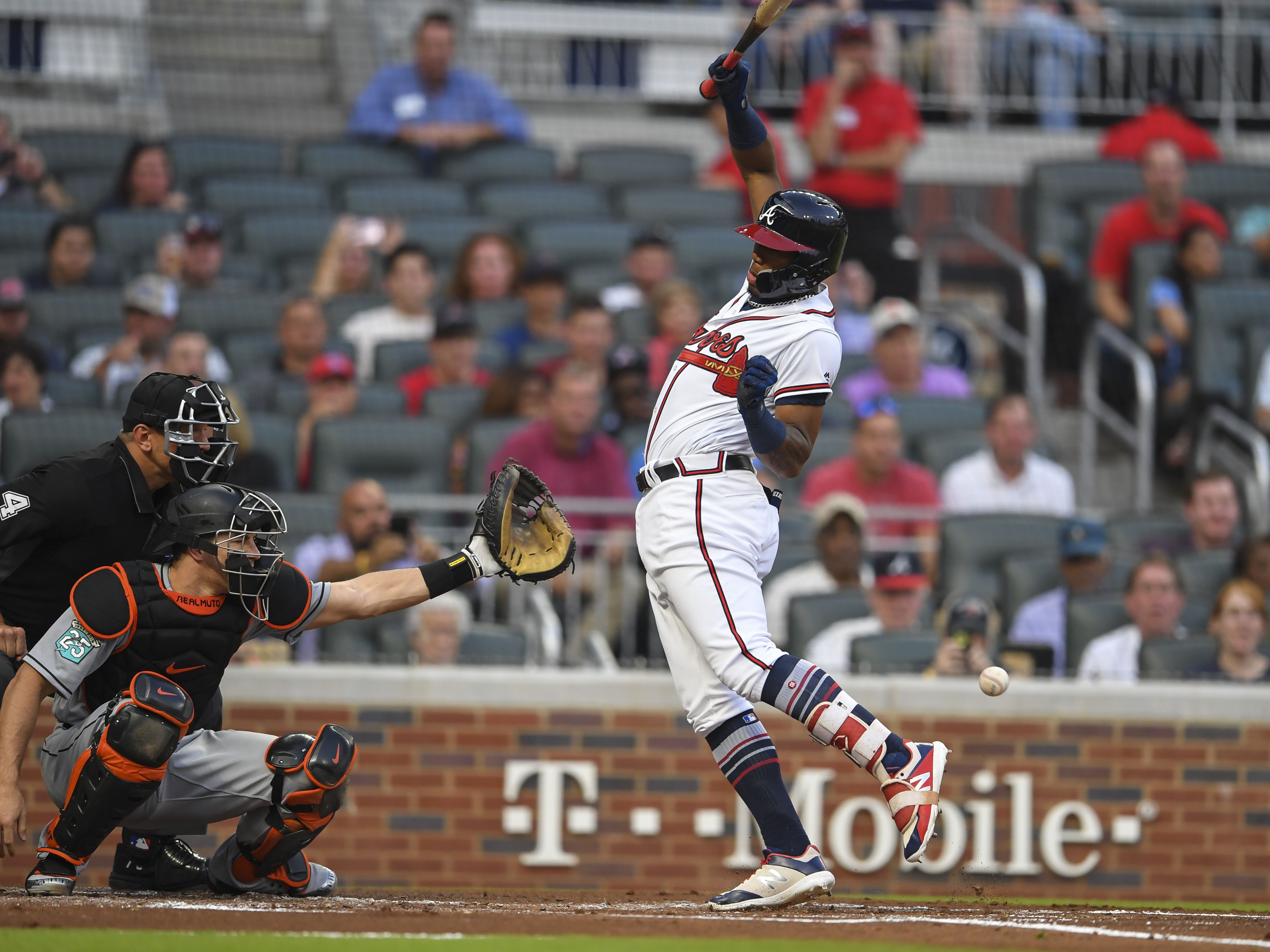 Venezolano Ronald Acuña Jr. abandonó el partido por un pelotazo (Video)