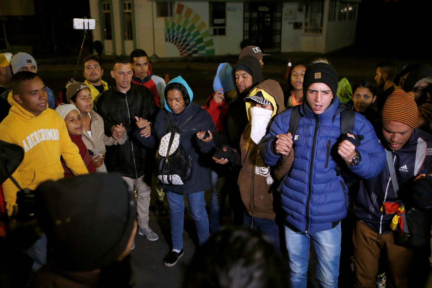 Venezolanos varados en el puente Rumichaca piden una ruta humanitaria para llegar a Perú