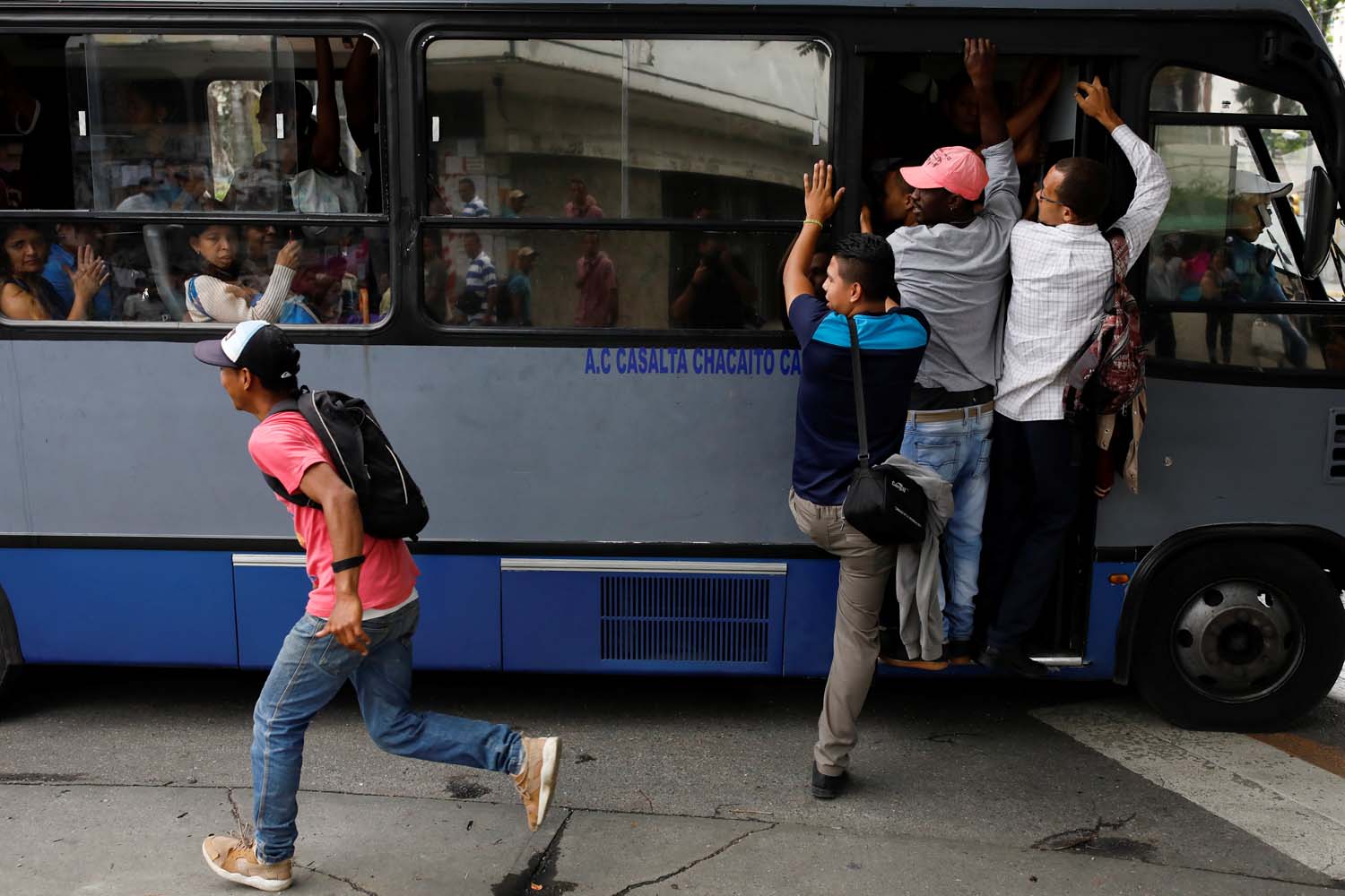 Tarifas de transporte público estarían sujetas a precios de la gasolina