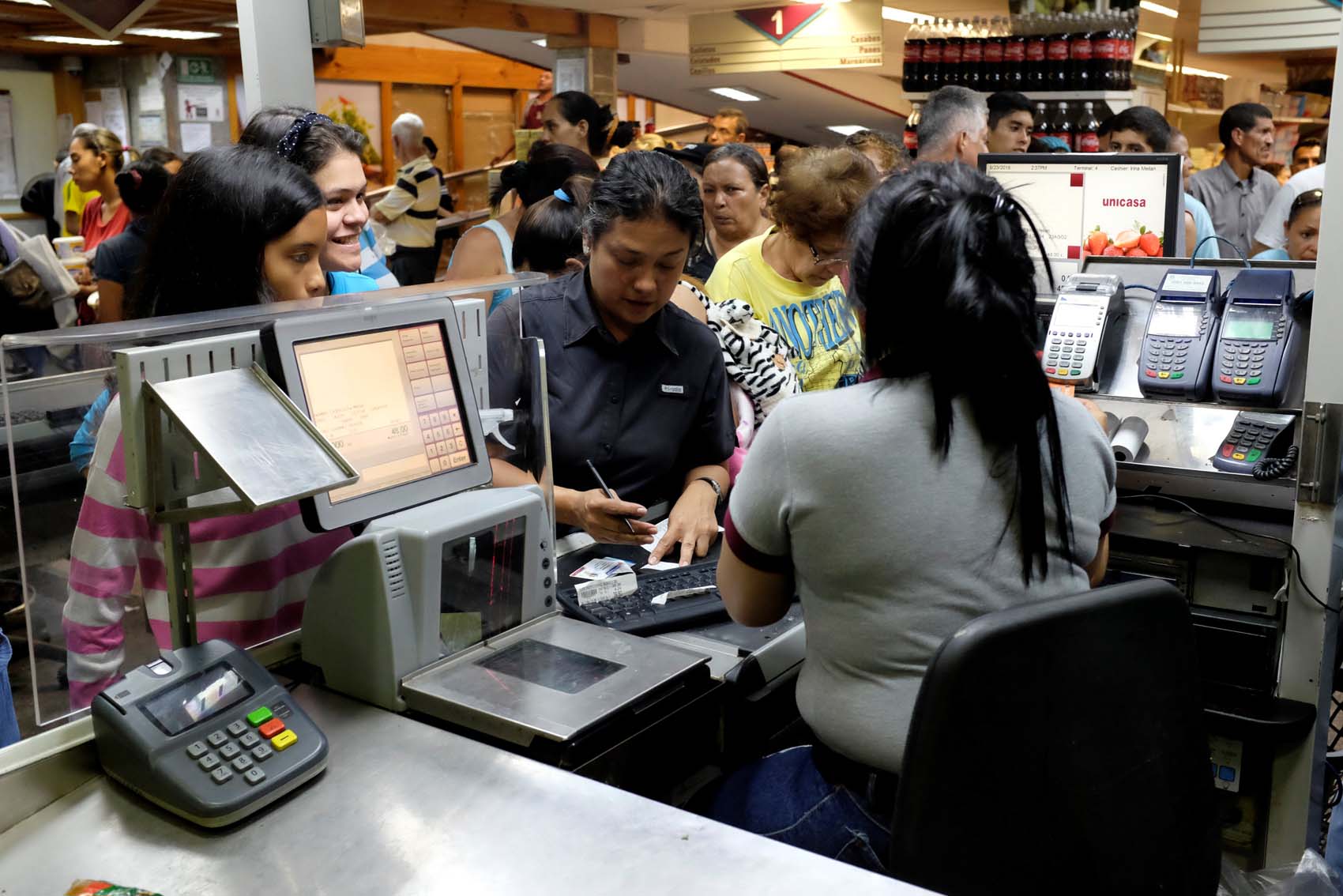 Necesitarás al menos dos salarios mínimos para comprar los productos con precios “acordados”