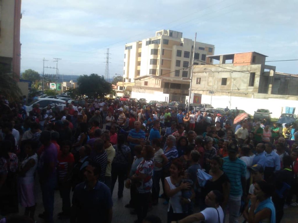 Protestan frente al Banco Venezuela de Ciudad Guayana ante falta de efectivo #27Ago