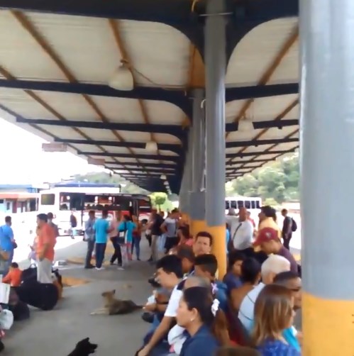 Denuncian que transportistas del terminal de Los Teques quieren aumentar el pasaje #27Ago