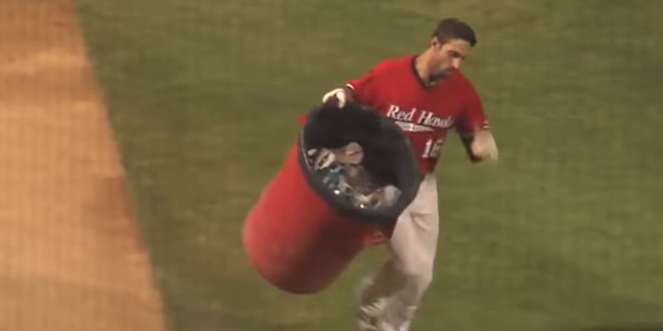 ¡Insólito! Pelotero quiso golpear al árbitro con un bote de basura (Video)