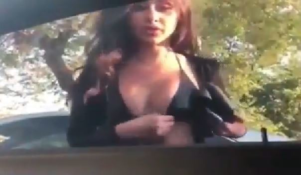 Sexy sin saberlo: Se acomodaba las lolas en la ventana de un carro sin saber que había gente adentro