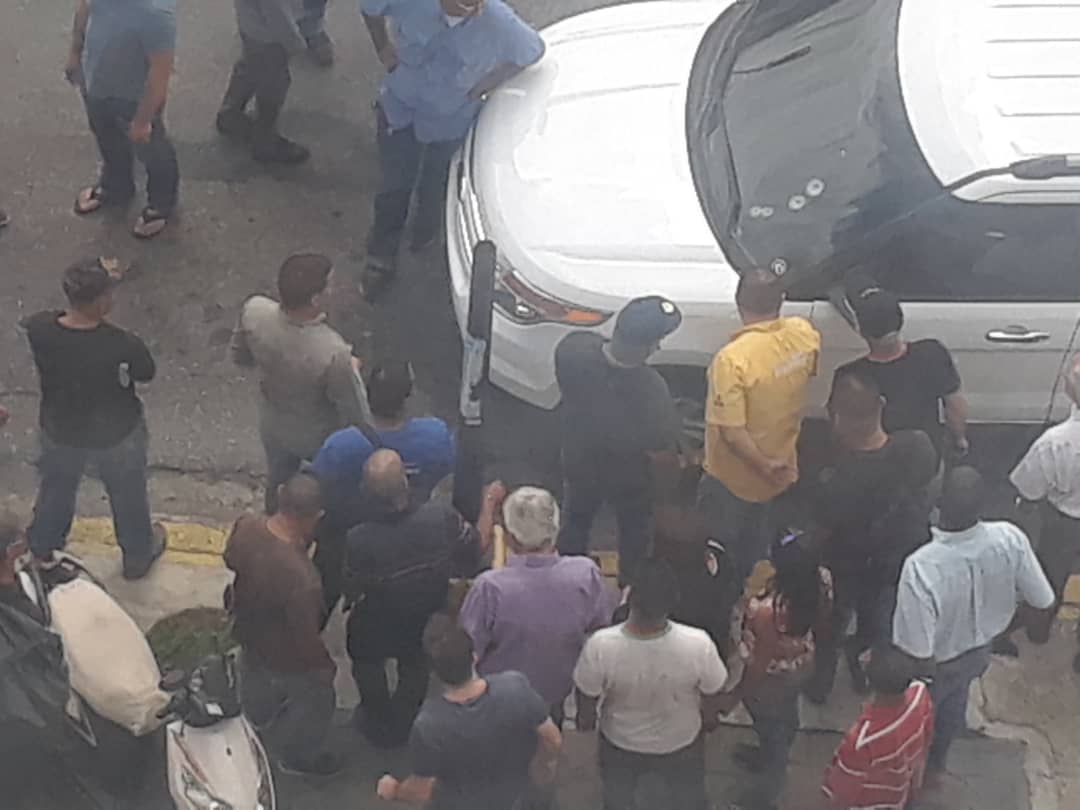 Cinco disparos recibió camioneta blindada en Calle de Los Cafés en Valencia